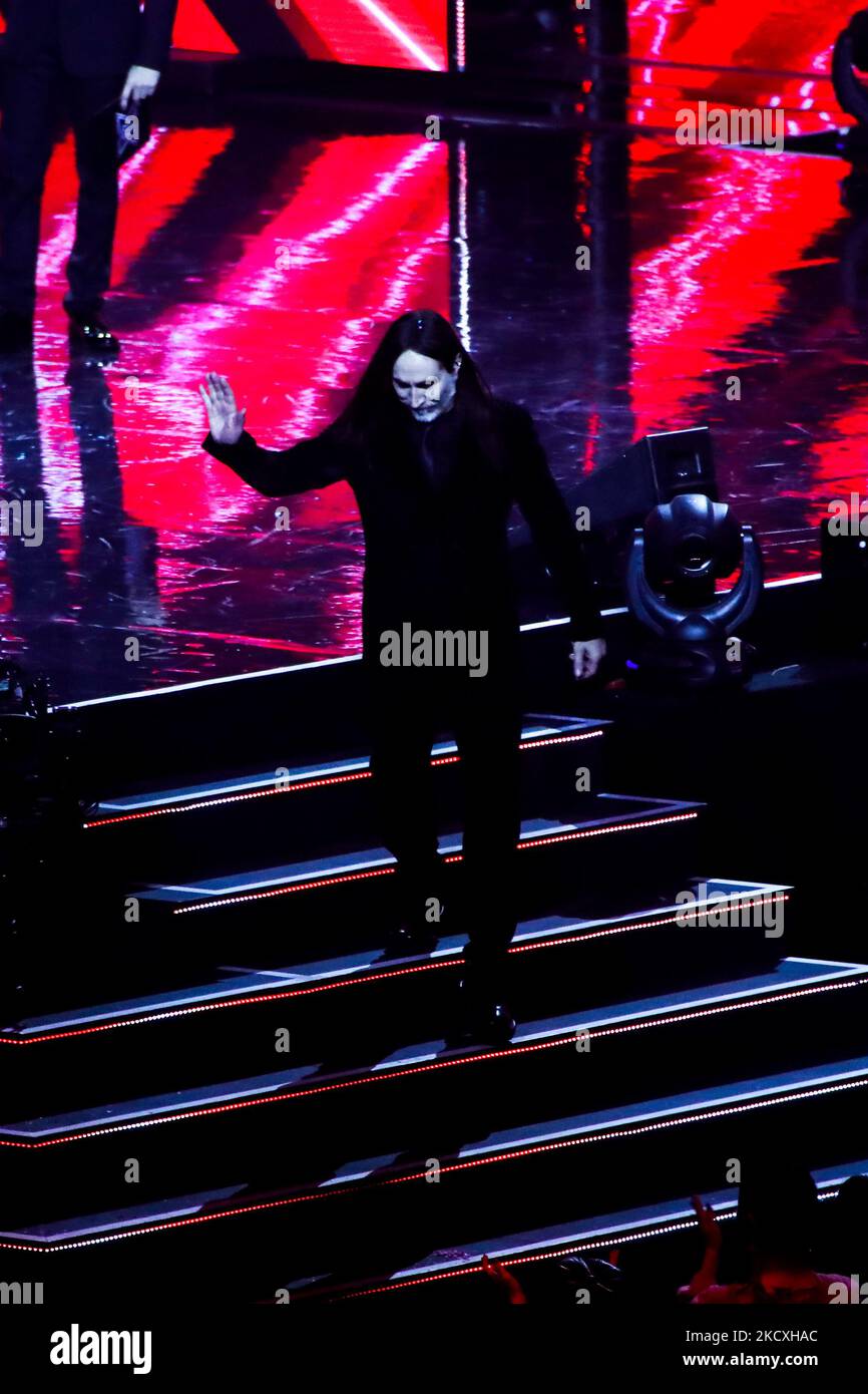 Manuel Agnelli suona dal vivo alla X Factor Italia Final al Mediolanum Forum del 09 dicembre 2021 a Milano. (Foto di Mairo Cinquetti/NurPhoto) Foto Stock