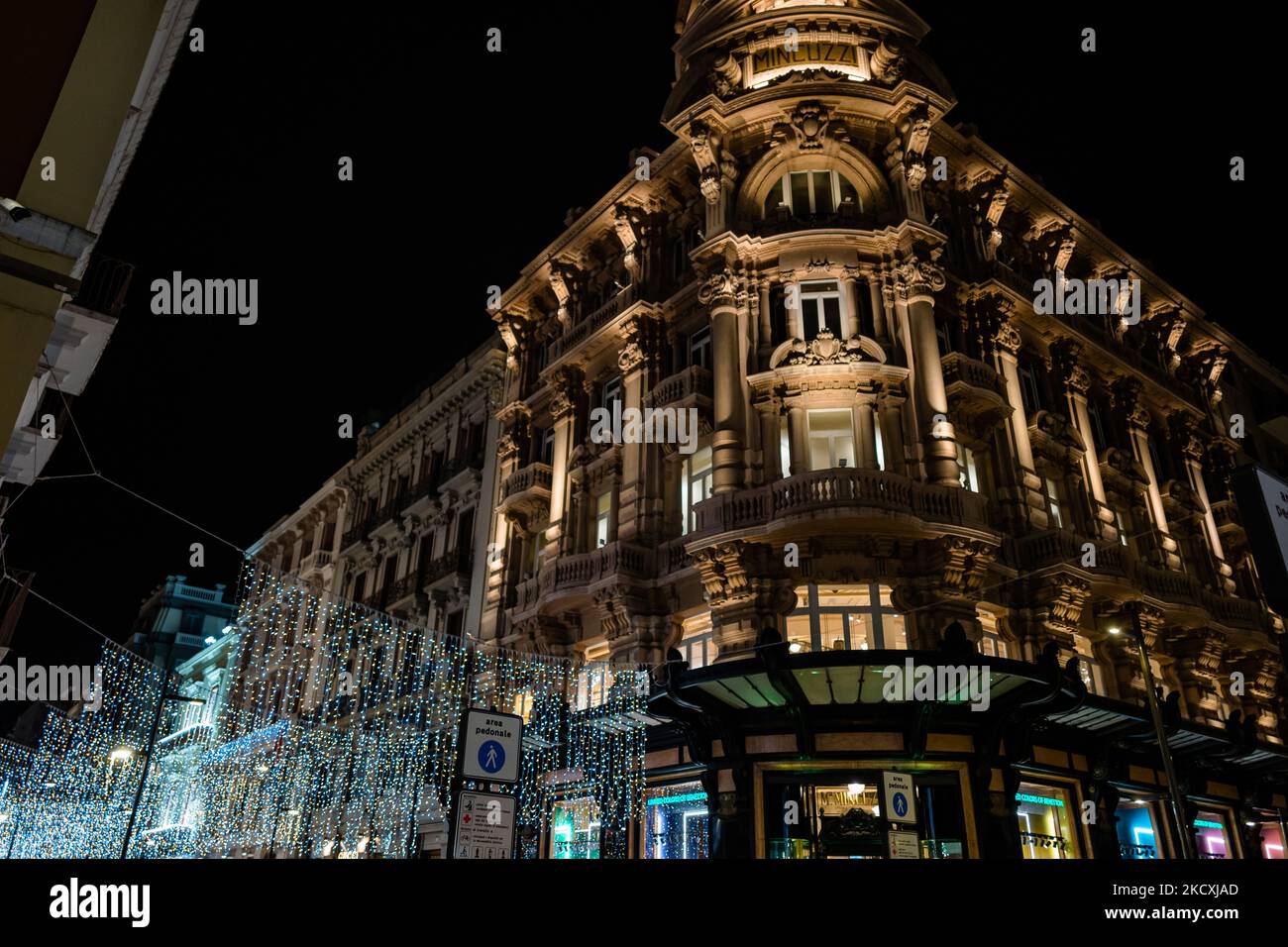 Palazzo Mincuzzi e la principale via dello shopping Via Sparano illuminata per Natale a Bari il 9th 2021 dicembre. Nonostante la pandemia, il comune di Bari, nel rispetto delle norme di Covid, ha proposto un ricco calendario di eventi per celebrare l'arrivo del Natale e sostenere le attività commerciali in tutta la città. La tradizione inizia il 6 dicembre con l'illuminazione dell'albero di Natale in Piazza del Ferrarese. A pochi passi di distanza il solito legno di Natale istituito da Amgas. Le principali vie dello shopping della città, tra cui via Sparano, via Argiro e via Manzoni, sono state illuminate Foto Stock