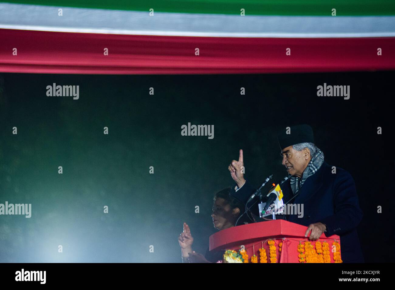 Il primo ministro del Nepal Sher Bahadur Deuba ha tenuto un discorso durante la 14th° convenzione generale del Congresso nepalese a Kathmandu, Nepal, venerdì 10 dicembre 2021. (Foto di Rojan Shrestha/NurPhoto) Foto Stock