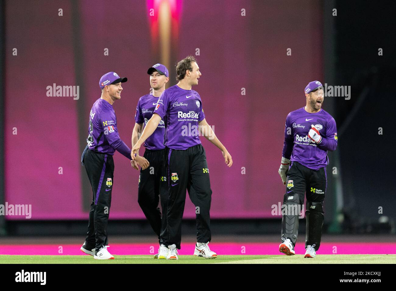 Joel Paris of the Hurricanes festeggia con la sua squadra dopo aver preso il wicket di Josh Philippe of the Sixers durante la partita della Big Bash League maschile tra i Sydney Sixers e gli Hobart Hurricanes al Sydney Cricket Ground, il 11 dicembre 2021, a Sydney, Australia. (Solo per uso editoriale) Foto Stock