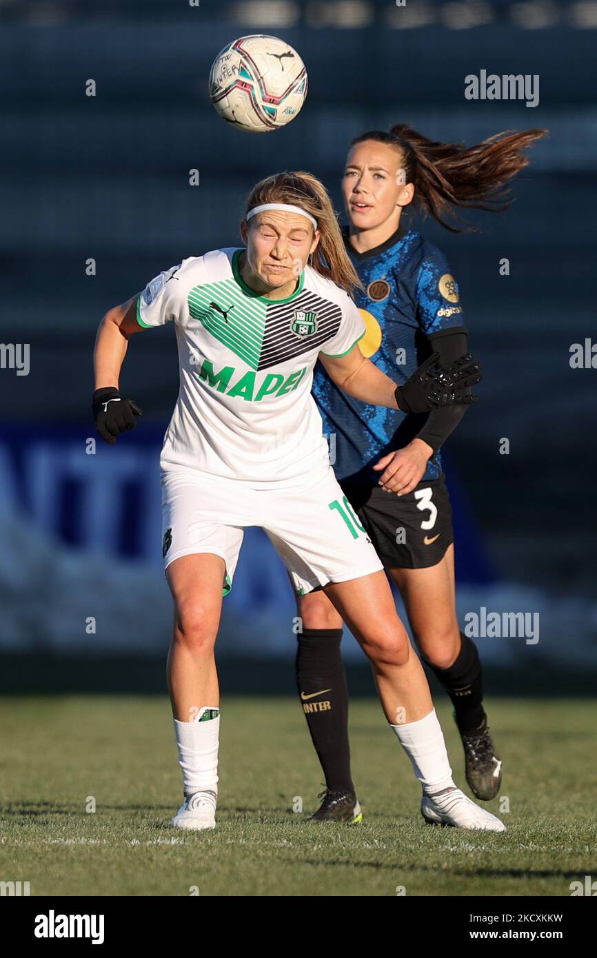 Kamila Dubcova (Stati Uniti Sassuolo) ed Elin Landstrom (FC Internazionale) in battaglia per la palla durante la Serie A Women Match Inter - FC Internazionale vs US Sassuolo il 11 dicembre 2021 al Suning Centre di Milano (Foto di Francesco Scaccianoce/LiveMedia/NurPhoto) Foto Stock