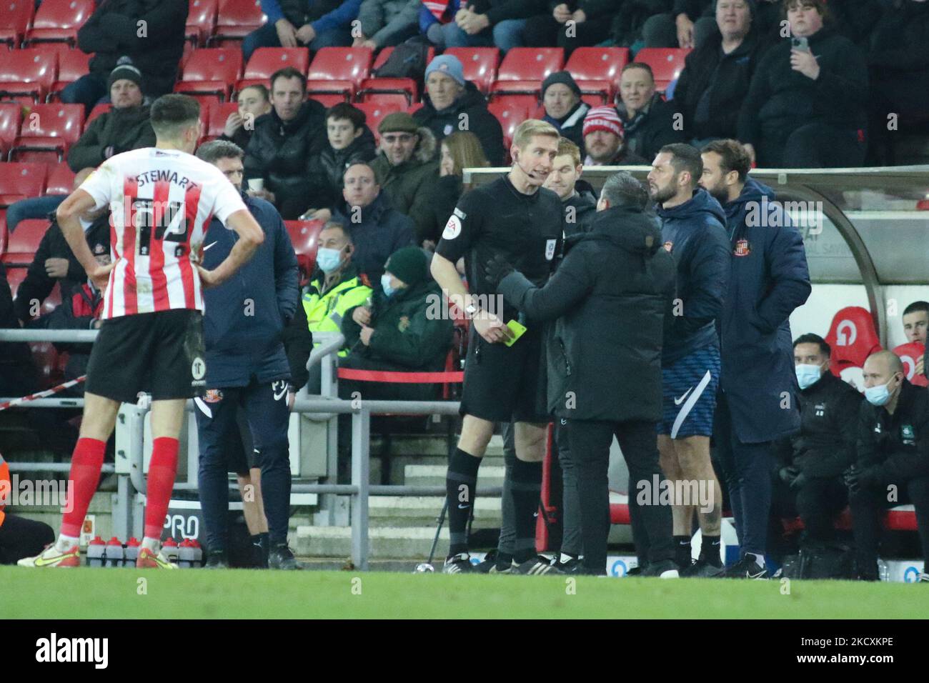 Lee Johnson, direttore di Sunderland, viene mostrato un cartellino giallo dall'arbitro Scott Oldham durante la partita della Sky Bet League 1 tra Sunderland e Plymouth Argyle allo Stadio di Light, Sunderland sabato 11th dicembre 2021. (Foto di Michael driver/MI News/NurPhoto) Foto Stock