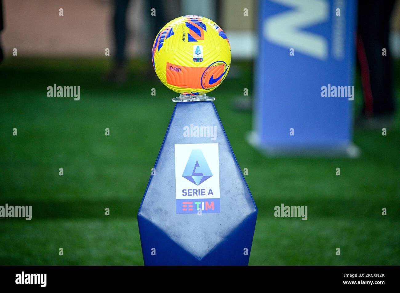 Serie A ball ufficiale durante il calcio italiano Serie A match Udinese Calcio vs AC Milan il 11 dicembre 2021 allo stadio Friuli - Dacia Arena di Udine (Photo by Ettore Griffoni/LiveMedia/NurPhoto) Foto Stock