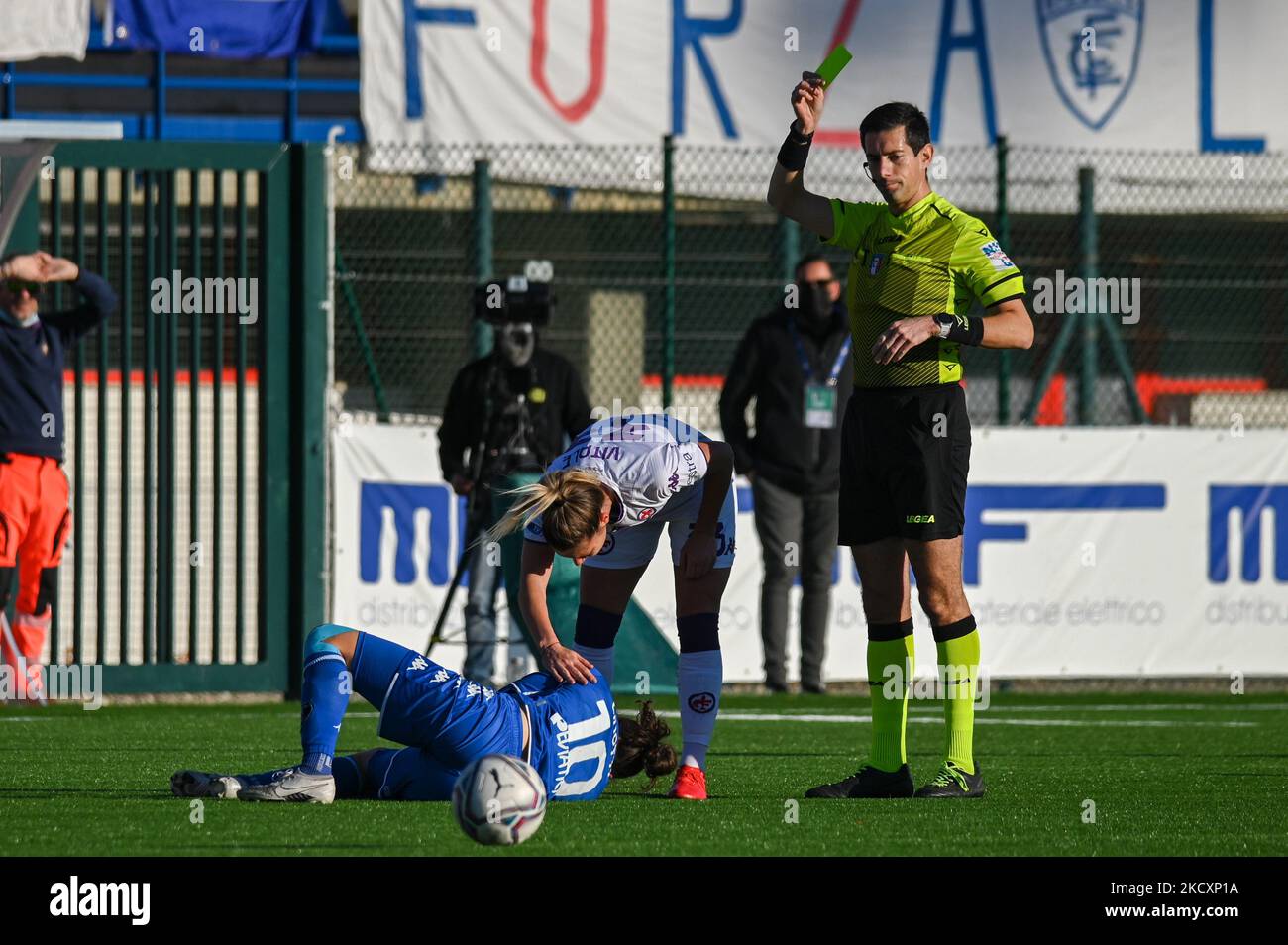 L'arbitro Andrea Bordin mostra il cartellino giallo a Francesca vitale (Fiorentina) durante la Serie A Women Match Empoli Ladies vs ACF Fiorentina il 12 dicembre 2021 allo stadio Pietro Torrini di Sesto Fiorentino (Fi) (Foto di Fabio Fagiolini/LiveMedia/NurPhoto) Foto Stock