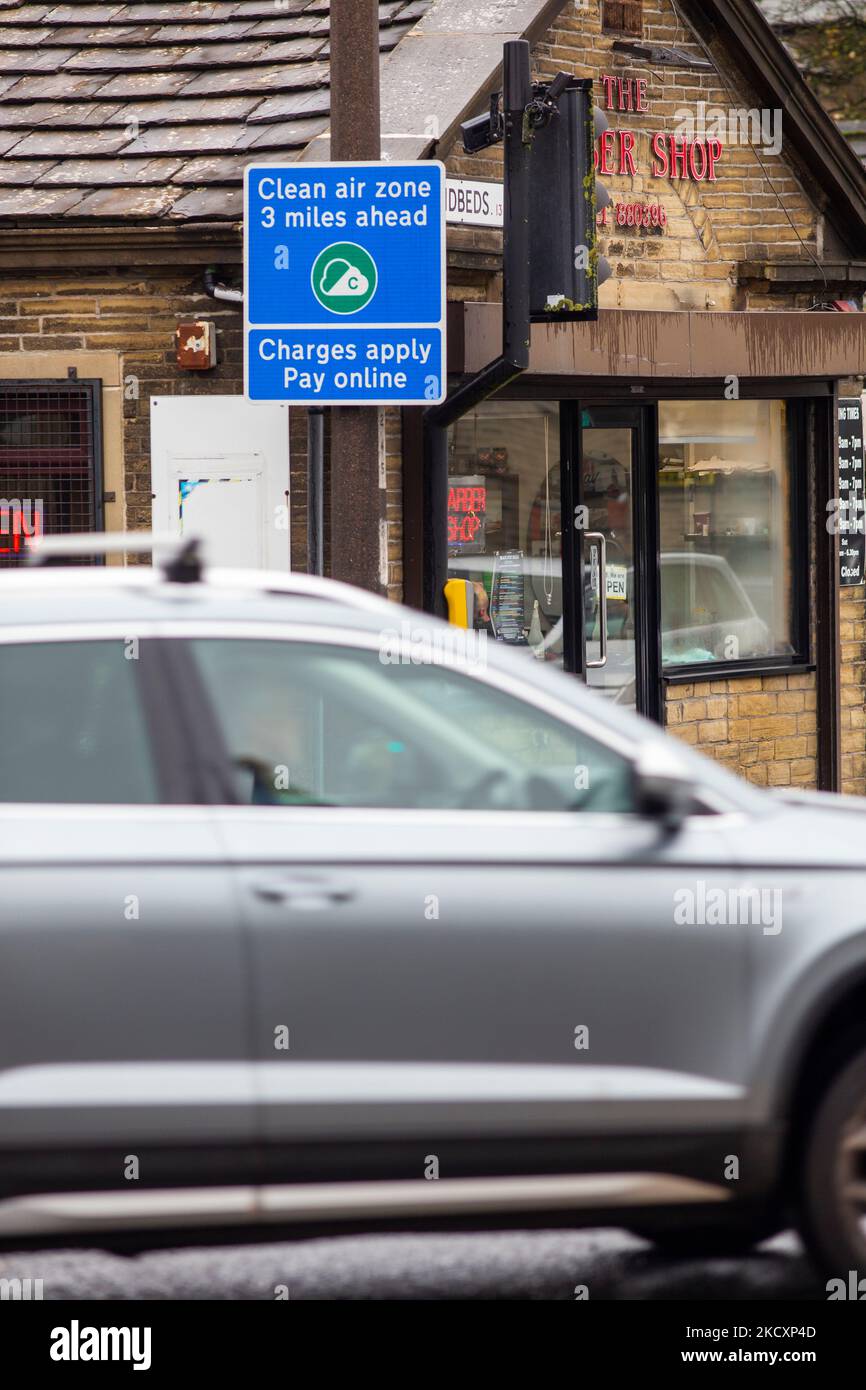 Il traffico che si avvicina alla quarta Clean Air zone in Inghilterra è stato lanciato nel centro di Bradford, gestito dal Bradford Metropolitan District Council (Bradford Council). Lo schema di Bradford si unisce ad altre Clean Air Zones (CAZ) varate dall'inizio del 2021 a Bath, Birmingham e Portsmouth, nonché alla Zero Emission zone (ZEZ) di Oxford. Le CAZ e le ZEZ sono progettate per migliorare la qualità dell'aria all'interno di un'area geografica definita del centro città, dove le autorità locali addebitano a determinati veicoli una categoria di emissioni non conforme a uno standard specificato (di solito, diesel Euro 6 o benzina Euro 4). Foto Stock