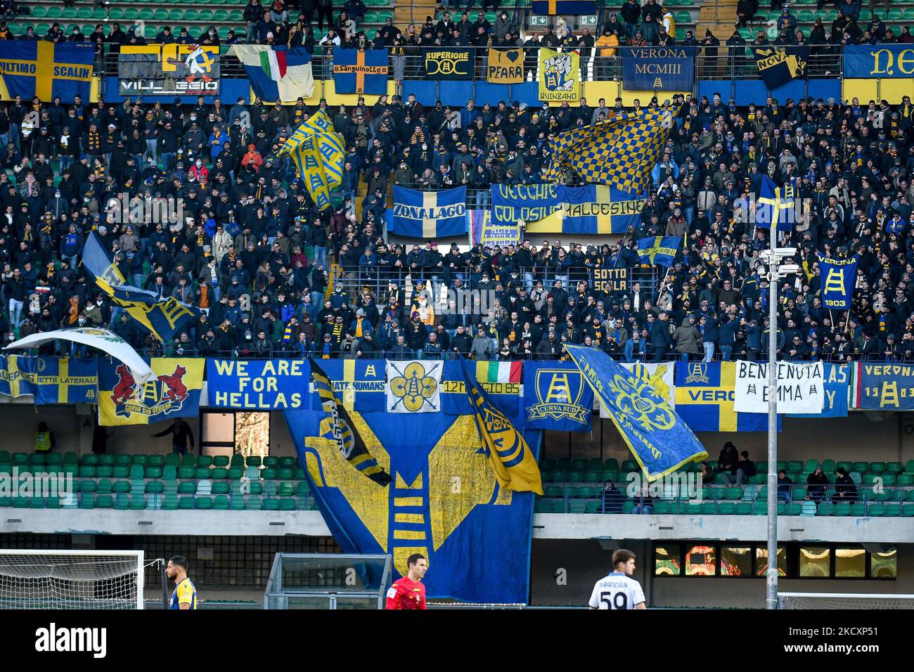 Tifosi di Verona durante la serie di calcio italiana Una partita Hellas Verona FC vs Atalanta BC il 12 dicembre 2021 allo stadio Marcantonio Bentegodi di Verona (Photo by Ettore Griffoni/LiveMedia/NurPhoto) Foto Stock