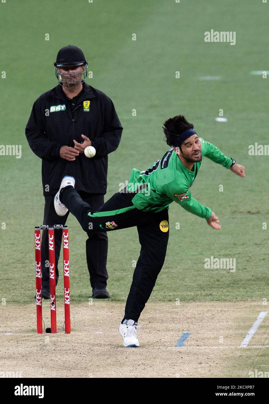 Qais Ahmad of Stars Bowls durante la partita tra Sydney Thunder e Melbourne Stars al Sydney Showground Stadium, il 12 dicembre 2021, a Sydney, Australia. (Solo per uso editoriale) Foto Stock