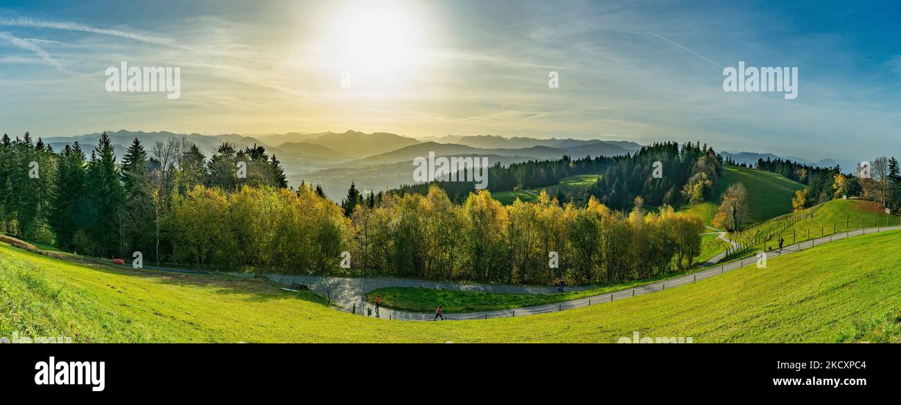 Herbstlicher Panoramablick vom Pfänder über den Bodensee, Dunst und Saharasand liegt in der Luft und schafft ein mystisches Bild mit orangen Blättern Foto Stock