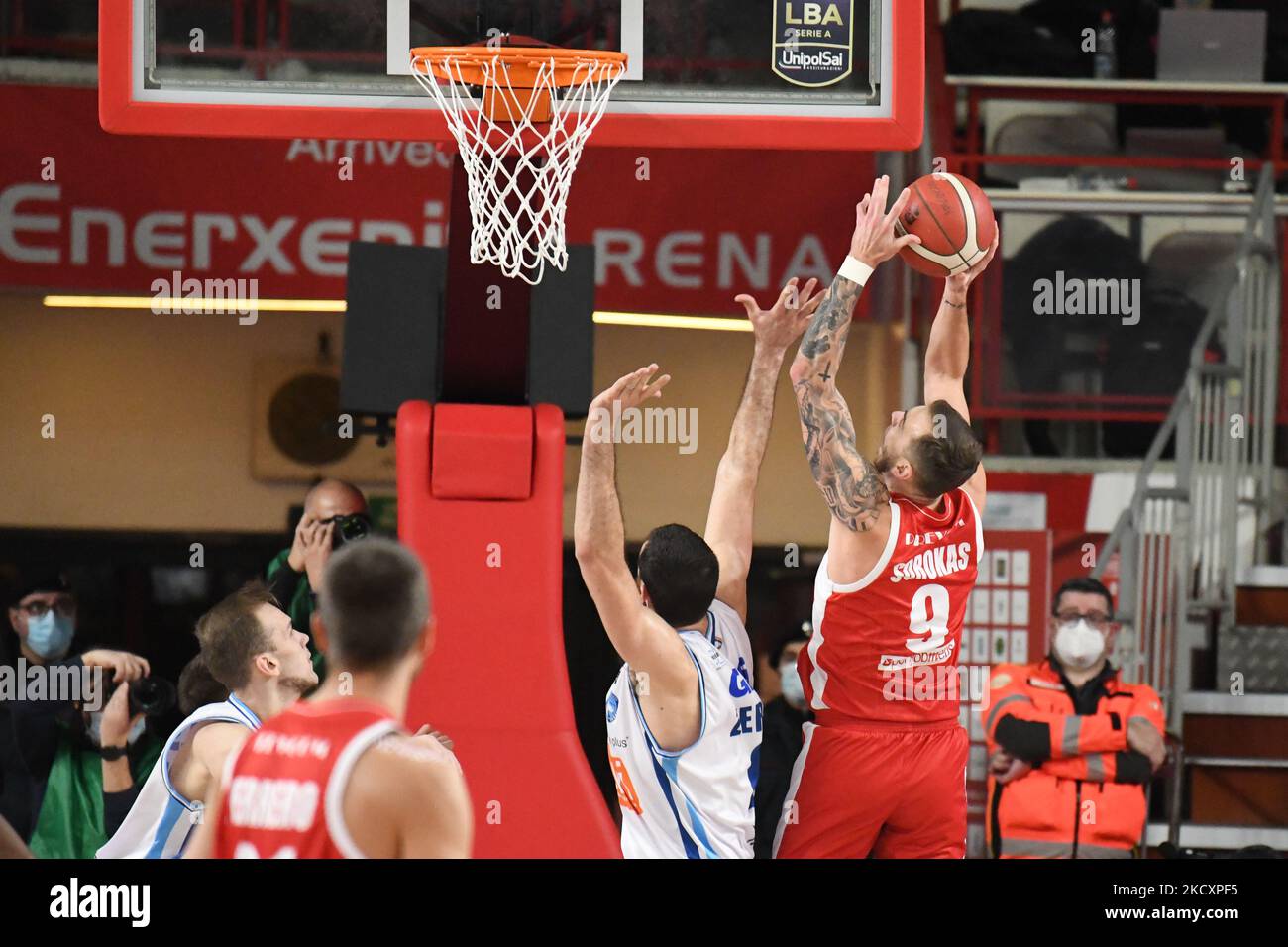 -9 Paulius Sorokas OpenJobMetis Varese durante la partita del Campionato LBA Italia tra Openjobmetis Varese e Devi Napoli Basket, a Varese, il 12 dicembre 2021. (Foto di Fabio Averna/NurPhoto) Foto Stock