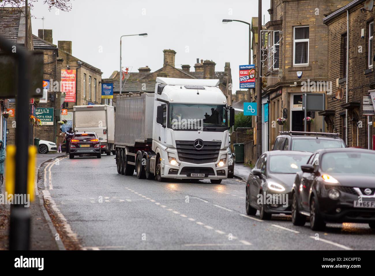 Il traffico che si avvicina alla quarta Clean Air zone in Inghilterra è stato lanciato nel centro di Bradford, gestito dal Bradford Metropolitan District Council (Bradford Council). Lo schema di Bradford si unisce ad altre Clean Air Zones (CAZ) varate dall'inizio del 2021 a Bath, Birmingham e Portsmouth, nonché alla Zero Emission zone (ZEZ) di Oxford. Le CAZ e le ZEZ sono progettate per migliorare la qualità dell'aria all'interno di un'area geografica definita del centro città, dove le autorità locali addebitano a determinati veicoli una categoria di emissioni non conforme a uno standard specificato (di solito, diesel Euro 6 o benzina Euro 4). Foto Stock