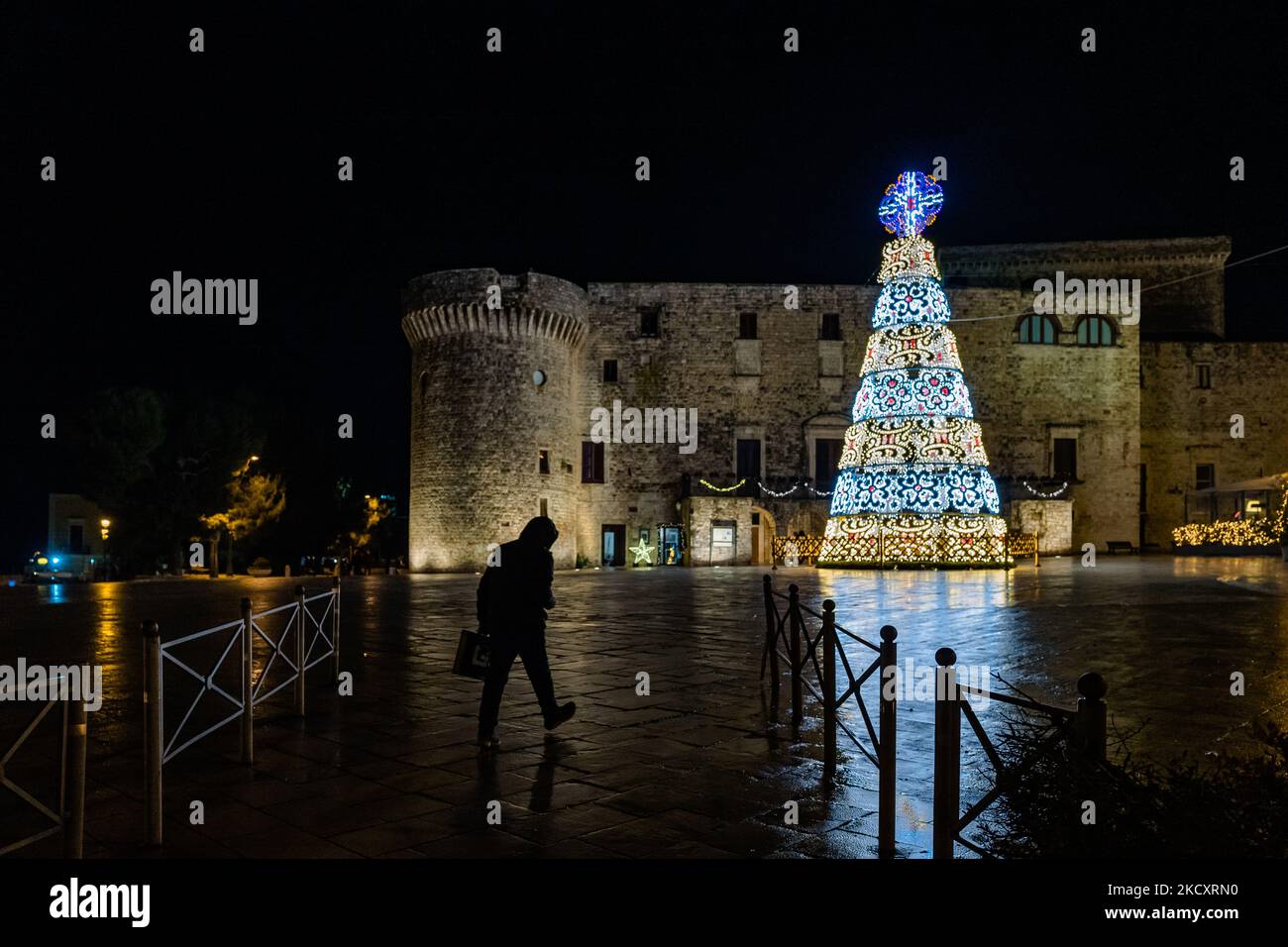 L'albero di Natale in Piazza Castello a Conversano, di fronte al Castello conti Acquaviva D'Aragona il 12 dicembre 2021. La città dei conti, Conversano ha ospitato l'evento dedicato al Natale dal 8 dicembre: Natale a Conversano, una meraviglia. L'evento per tutti i giovani e gli anziani dove si respira un'aria natalizia con musica, mercati, buon cibo. Quello che più attrae è il maestoso albero di Natale in Piazza Castello di fronte al Castello conti Acquaviva D'Aragona (Foto di Davide Pischettola/NurPhoto) Foto Stock