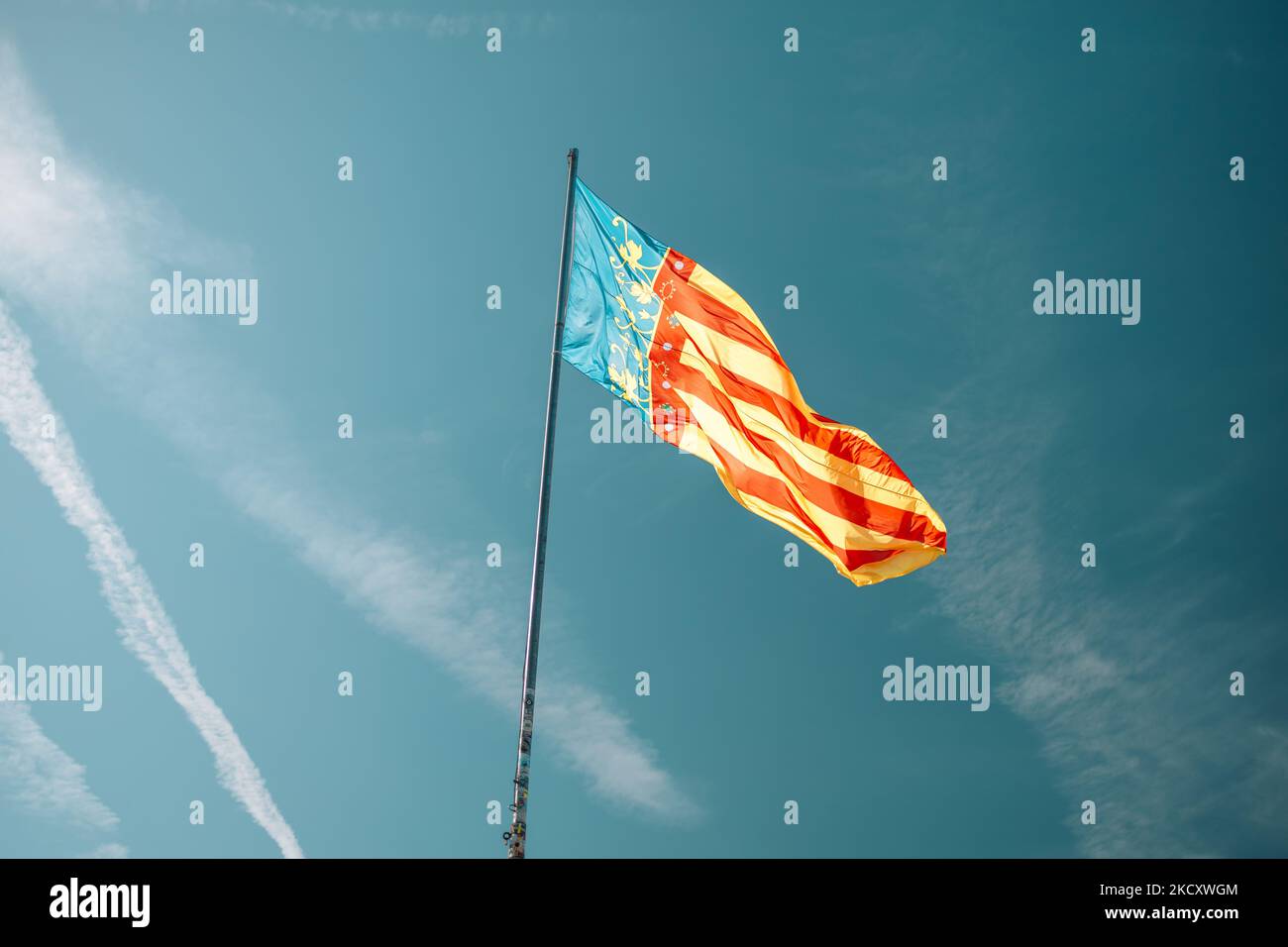 Spagna bandiera isolata sul cielo blu con il percorso di ritaglio. Primo piano bandiera sventolante di Spagna.Bandiera simboli di Spagna. Foto Stock