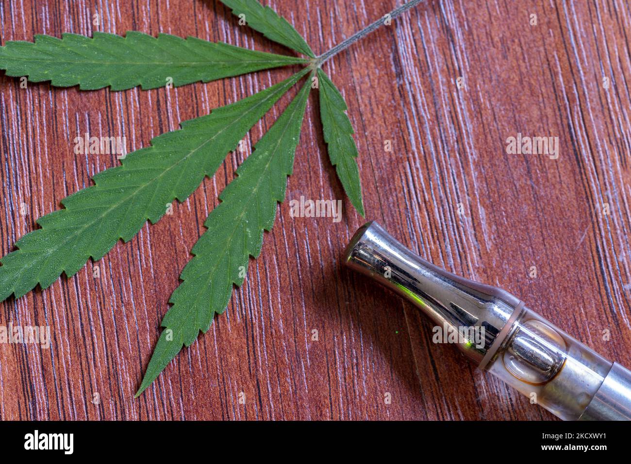 Vaporizzatore CBD con una foglia di cannabis Foto Stock