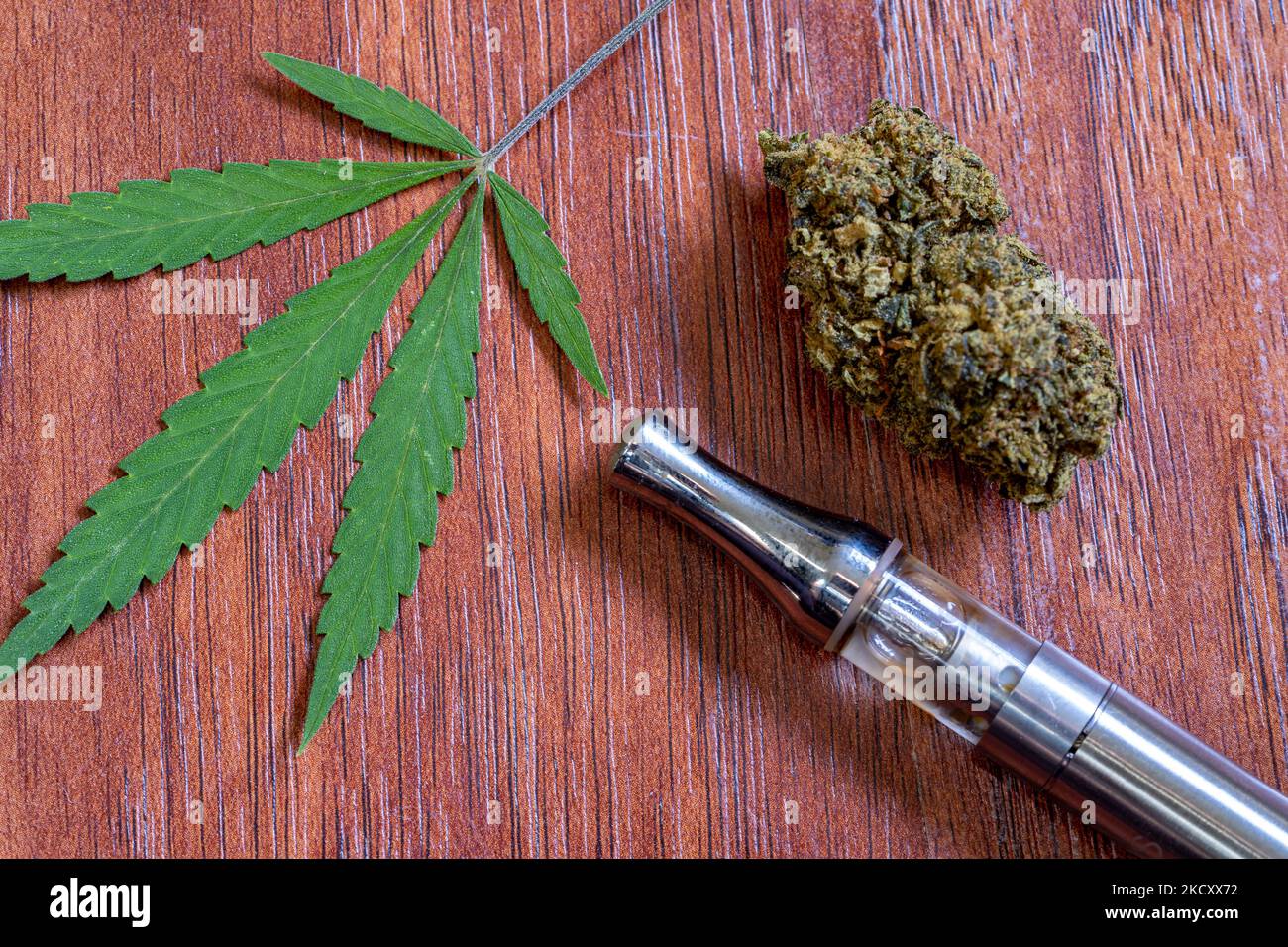 Vaporizzatore CBD con foglia di cannabis e erbacce Foto Stock