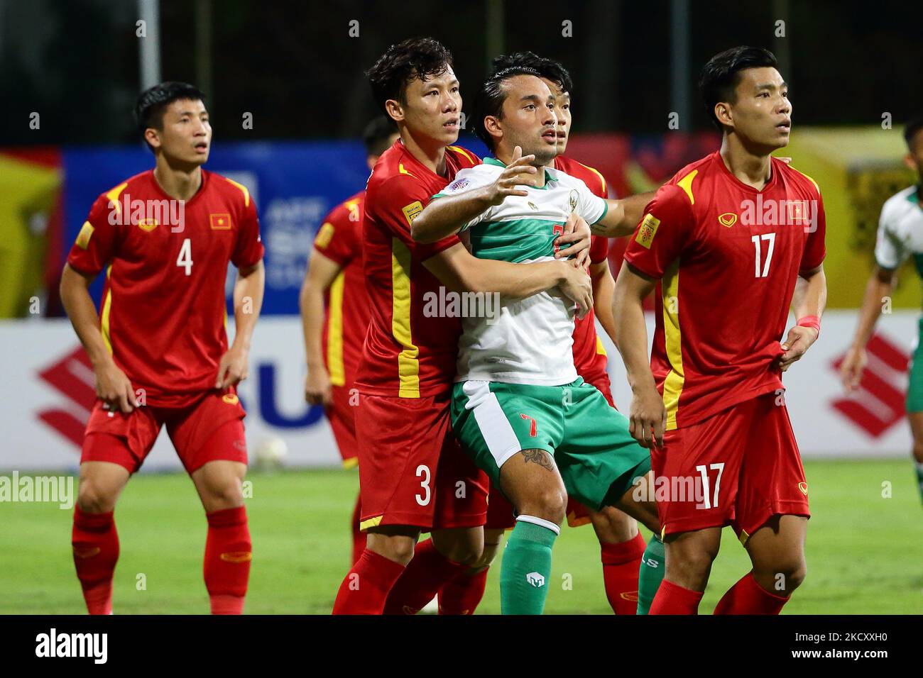 Que Ngoc Hai del Vietnam (2nd L) si tiene su Ezra Harm Ruud Walian dell'Indonesia in attesa del lancio in gara per la palla durante l'AFF Suzuki Cup 2020 Group B match tra Indonesia e Vietnam al Bishan Stadium il 15 dicembre 2021 a Singapore. (Foto di Suhaimi Abdullah/NurPhoto) Foto Stock