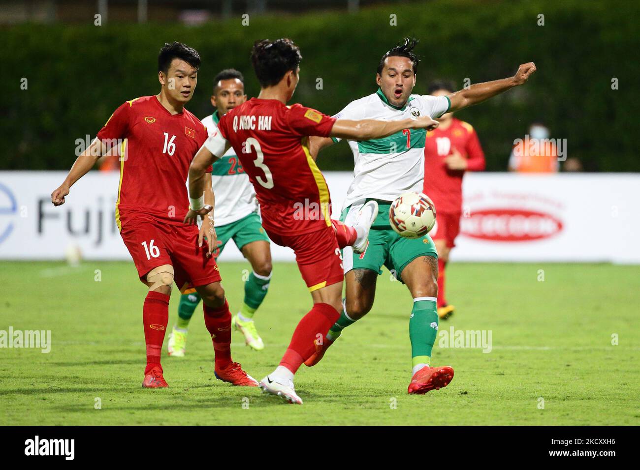 Que Ngoc Hai del Vietnam (C) ed Ezra Harm Ruud Walian dell'Indonesia si sono sfidati per la palla durante la partita di Coppa Suzuki AFF 2020 di Gruppo B tra Indonesia e Vietnam al Bishan Stadium il 15 dicembre 2021 a Singapore. (Foto di Suhaimi Abdullah/NurPhoto) Foto Stock