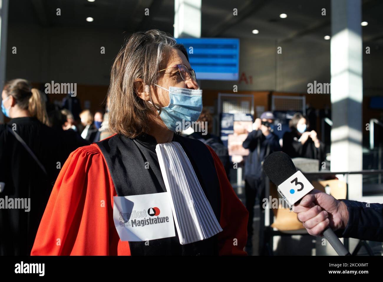 Un giudice del Syndicat de la Magistrature (Unione Magistrati) parla con un equipaggio televisivo. Tutti i sindacati della giustizia, dagli impiegati ai magistrati e agli avvocati (SAF, USM, SM, syndicat des Greffiers, ecc.) hanno chiesto uno sciopero e un incontro all'interno del tribunale di Tolosa come altrove in Francia per protestare soprattutto contro la mancanza di mezzi per fare un buon lavoro. Magistrati, avvocati e impiegati di cassa denunciano una perdita di senso per i loro lavori mentre chiedono 'come buona giustizia potrebbe essere fatta quando state giudicando per più di 10 ore?' I magistrati riconoscono che la giustizia è troppo lenta, ma solo a Tolosa la giustizia Foto Stock