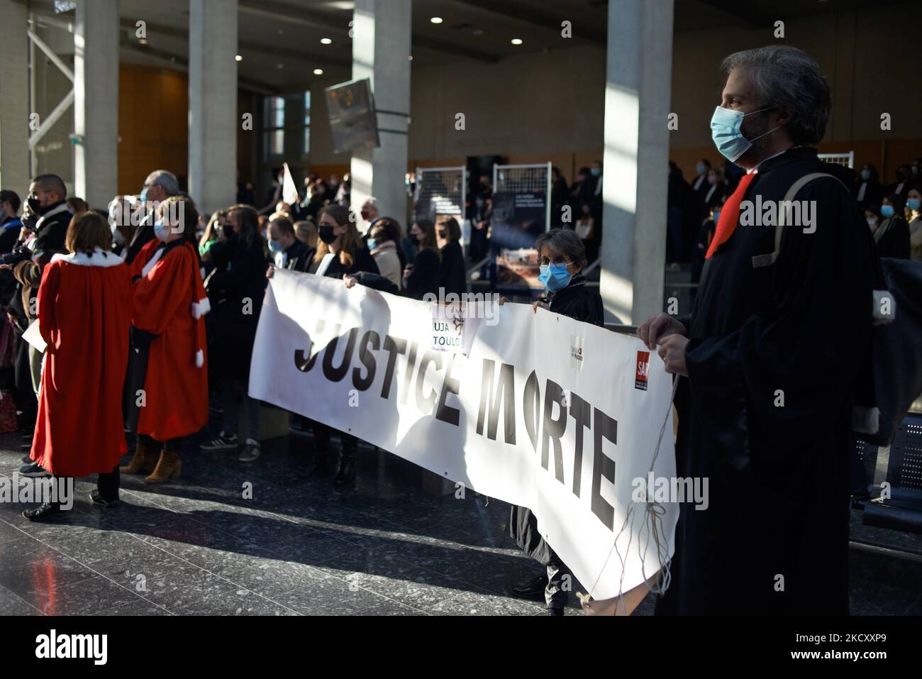 Gli avvocati dell'UJA (Unione dei giovani Avvocati) hanno un banner che legge 'Dead Justice'. Tutti i sindacati della giustizia, dagli impiegati ai magistrati e agli avvocati (SAF, USM, SM, syndicat des Greffiers, ecc.) hanno chiesto uno sciopero e un incontro all'interno del tribunale di Tolosa come altrove in Francia per protestare soprattutto contro la mancanza di mezzi per fare un buon lavoro. Magistrati, avvocati e impiegati di cassa denunciano una perdita di senso per i loro lavori mentre chiedono 'come buona giustizia potrebbe essere fatta quando state giudicando per più di 10 ore?' I magistrati riconoscono che la giustizia è troppo lenta, ma proprio a Tolosa è il sistema della giustizia Foto Stock