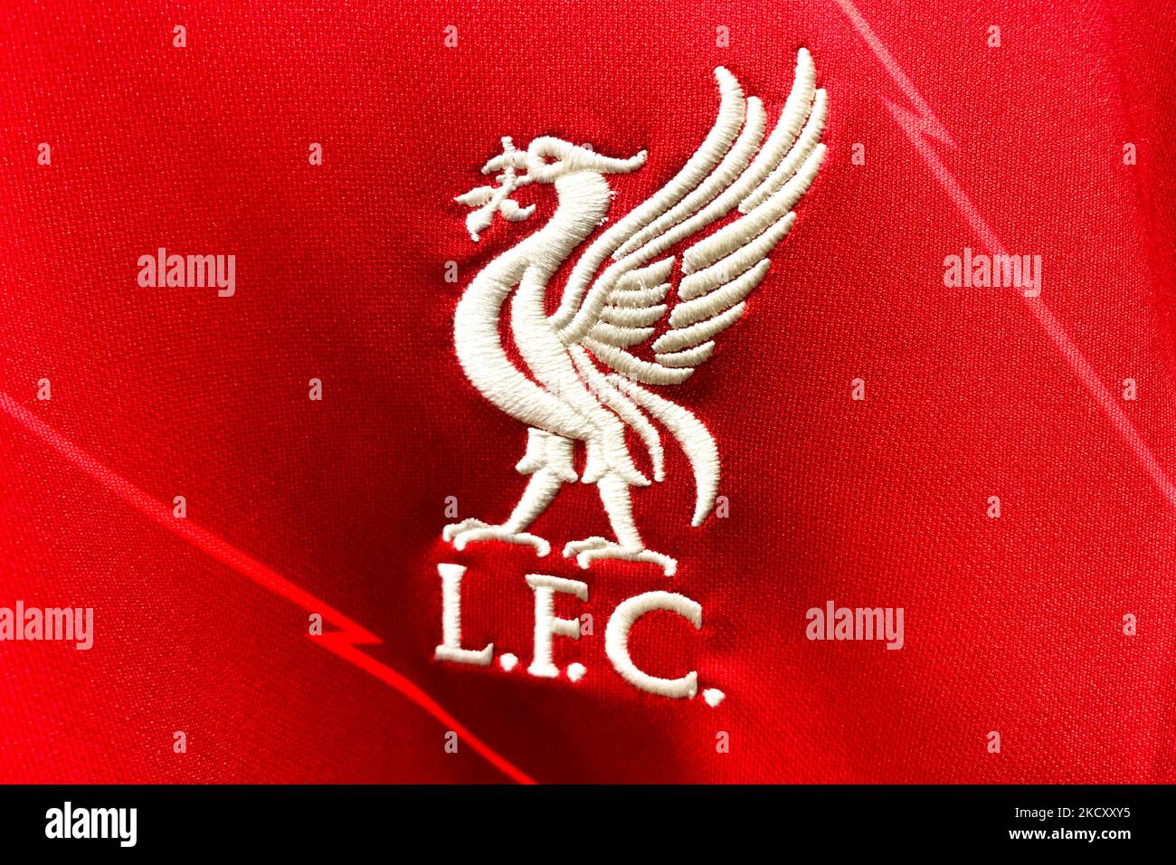 Il logo del Liverpool Football Club viene visualizzato su una maglia da calcio in un negozio di Cracovia, Polonia, il 15 dicembre 2021 (Foto di Jakub Porzycki/NurPhoto) Foto Stock