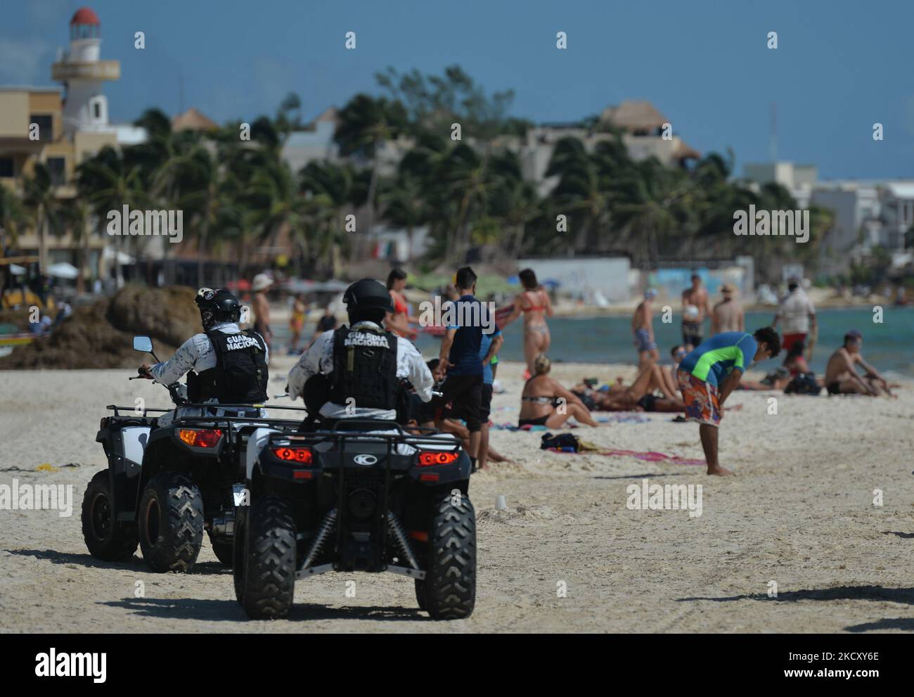 I membri della Guardia Nazionale (Guardia Nacional de México) pattugliano la spiaggia di Playa del Carmen (foto del file del 27 ottobre 2021). Secondo i rapporti sulla sicurezza, tre recenti attacchi militari alle migliori spiagge turistiche del Messico rivelano una nuova guerra per il territorio che coinvolge bande messicane, russi e politici locali. Mercoledì 08 dicembre 2021, a Cancun, Quintana Roo, Messico. (Foto di Artur Widak/NurPhoto) Foto Stock