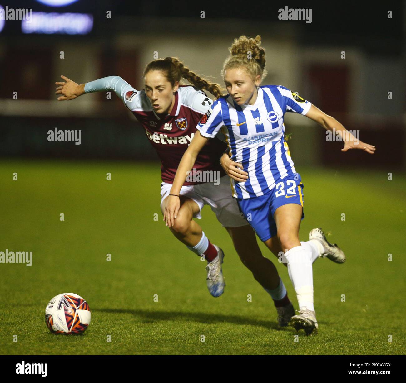 L-R Lucy Parker of West Ham United WFC e Katie Robinson di Brighton e Hove Albion WFC durante la partita di fa Women's Continental League Cup Group e tra West Ham United Women e Brighton e Hove Albion Women, al Chigwell Construction Stadium il 15th dicembre 2021 a Dagenham, Inghilterra (Foto di Action Foto Sport/NurPhoto) Foto Stock