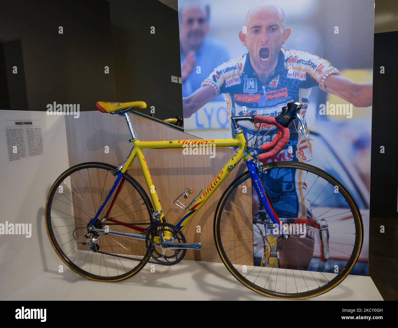 Immagine di Marco Pantani e della moto che ha guidato nel 1997 Tour de France visto all'interno della collezione privata di moto pro di Wilier presso la sede di Wilier Triestina a Rossano Veneto. Wilier Triestina è un produttore italiano di biciclette da corsa, fondato nel 1906 da Pietro dal Molin a Bassano del Grappa. Giovedì 14 ottobre 2021, a Rossano Veneto, Veneto, Italia. (Foto di Artur Widak/NurPhoto) Foto Stock
