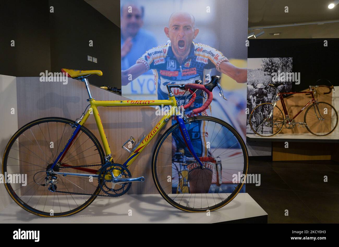 Immagine di Marco Pantani e della moto che ha guidato nel 1997 Tour de France visto all'interno della collezione privata di moto pro di Wilier presso la sede di Wilier Triestina a Rossano Veneto. Wilier Triestina è un produttore italiano di biciclette da corsa, fondato nel 1906 da Pietro dal Molin a Bassano del Grappa. Giovedì 14 ottobre 2021, a Rossano Veneto, Veneto, Italia. (Foto di Artur Widak/NurPhoto) Foto Stock