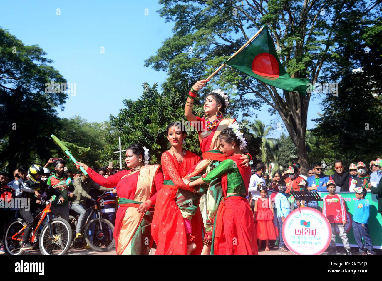 Gli artisti del Bangladesh si esibiscono durante le celebrazioni del 50th° anniversario della Giornata della Vittoria a Dhaka, Bangladesh, 16 dicembre 2021. Il 16 dicembre 1971, il Bangladesh è diventato un paese indipendente, sotto la guida dello sceicco Mujibur Rahman, dopo una vittoria nella guerra di liberazione contro le forze di occupazione pakistane. (Foto di Mamunur Rashid/NurPhoto) Foto Stock