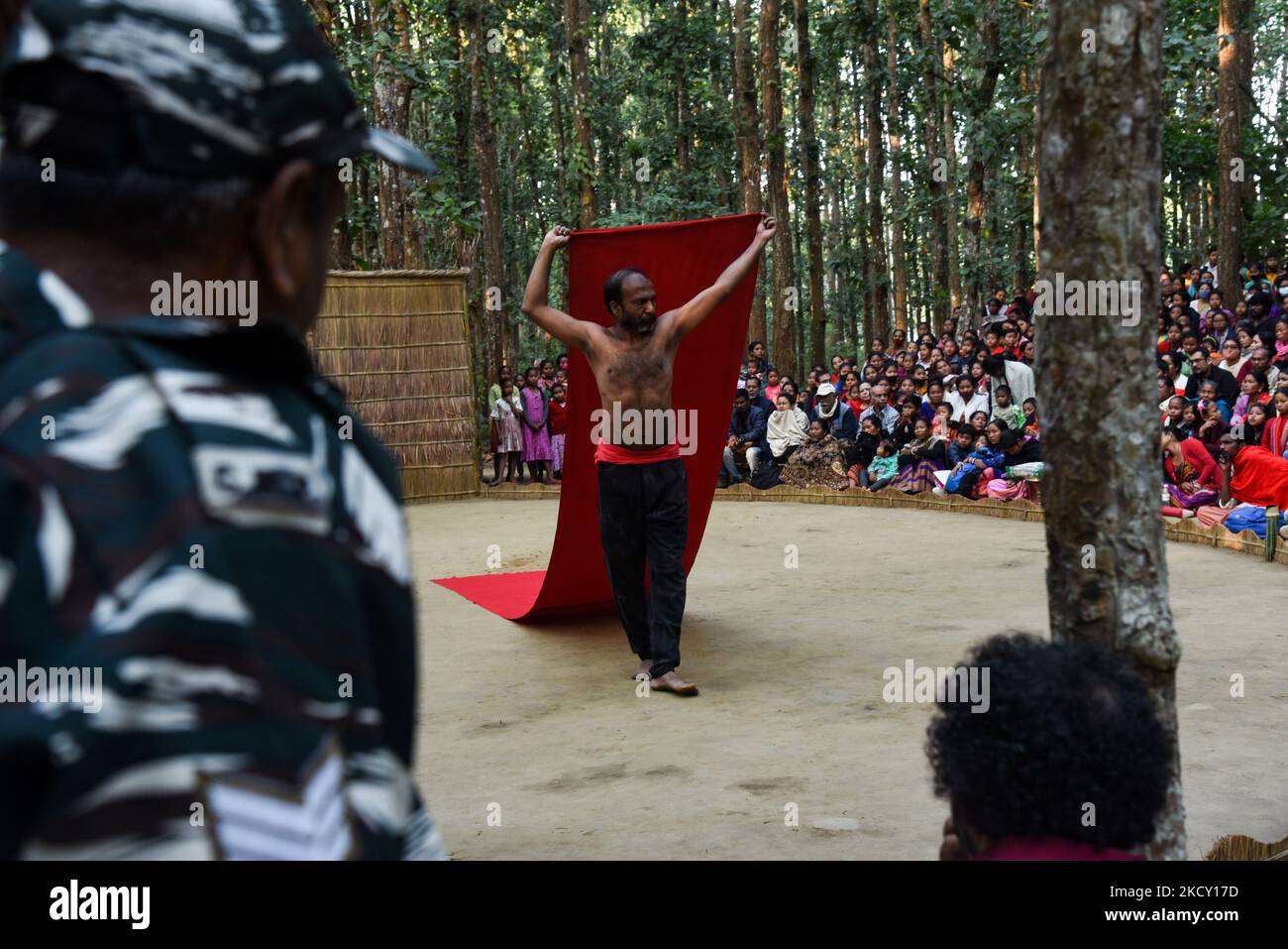 Persone che si godono un dramma durante 'Under the SAL Tree' Theatre Festival il 15 dicembre 2021 a Goalpara, Assam, India. Sotto il festival del teatro SAL Tree è unico nel suo genere, si tiene a Badungduppa Kala Kendra nel mezzo di una fitta foresta SAL nella parte bassa rurale Assam. Il festival è stato avviato da Sukracharjya Rabha, una personalità teatrale ampiamente rispettata di Assam, nel 2008. Voleva diffondere un messaggio di coesistenza con la natura e realizzato in un ambiente completamente naturale all'interno di una giungla, che ha reso il festival teatrale unico. (Foto di David Talukdar/NurPhoto) Foto Stock