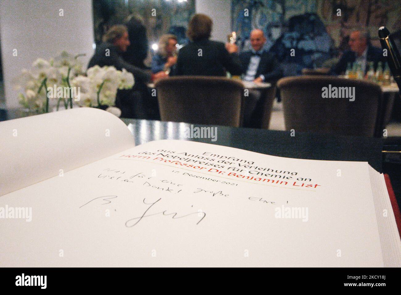 La firma viene apposta dopo che il professor Benjamin List, vincitore del premio Nobel, ha firmato il libro degli ospiti nel municipio di colonia, in Germania, il 17 dicembre 2021 (Foto di Ying Tang/NurPhoto) Foto Stock