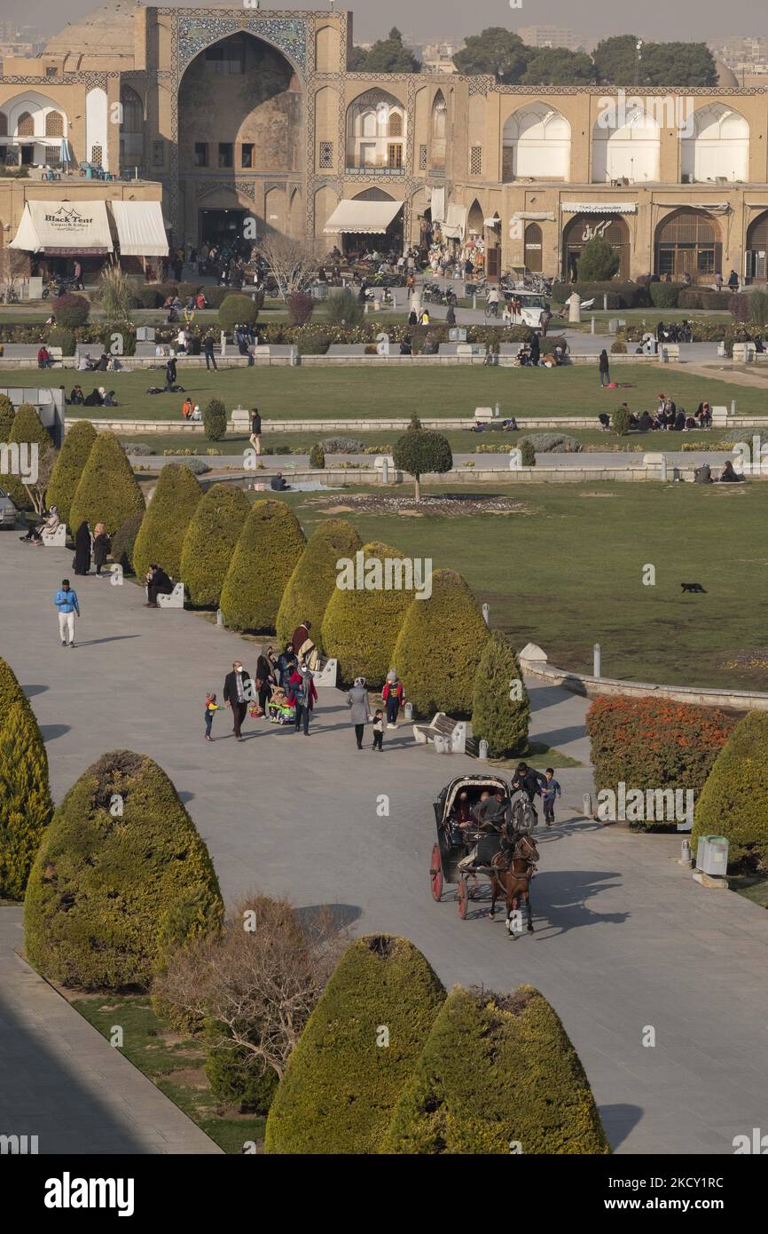 Una vista della piazza storica di Naghsh e Jahan nella città di Isfahan, 450 km (281 miglia) a sud di Teheran il 14 dicembre 2021, a seguito della nuova epidemia di coronavirus (COVID-19). Un portavoce dell'Università di Scienze Mediche di Isfahan ha dichiarato: "Secondo l'ultima colorazione epidemica della malattia di Covid-19, la metropoli di Isfahan era in una condizione blu (a basso rischio), che è proporzionale alla diminuzione del numero di test coronarici positivi e di persone ospedalizzate." Secondo una notizia della Iranian Students News Agency (ISNA). (Foto di Morteza Nikoubazl/NurPhoto) Foto Stock