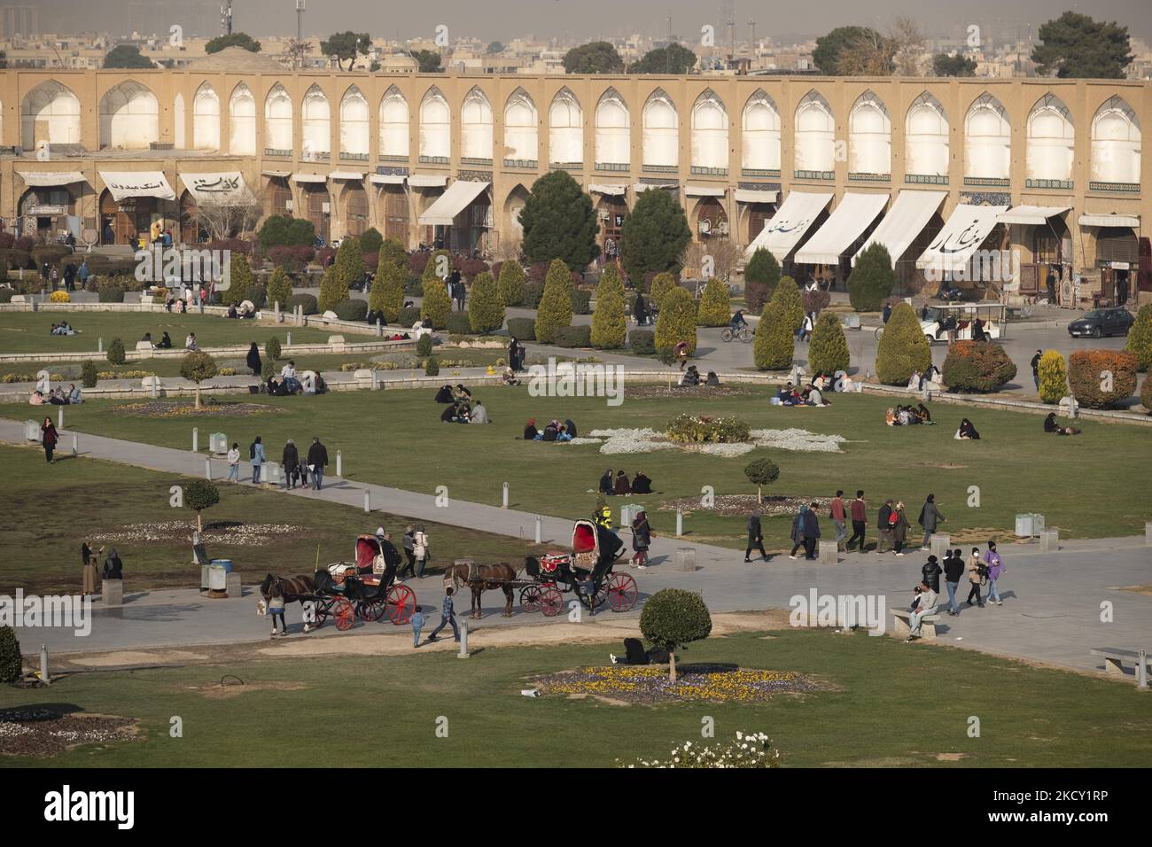 Una vista della piazza storica di Naghsh e Jahan nella città di Isfahan, 450 km (281 miglia) a sud di Teheran il 14 dicembre 2021, a seguito della nuova epidemia di coronavirus (COVID-19). Un portavoce dell'Università di Scienze Mediche di Isfahan ha dichiarato: "Secondo l'ultima colorazione epidemica della malattia di Covid-19, la metropoli di Isfahan era in una condizione blu (a basso rischio), che è proporzionale alla diminuzione del numero di test coronarici positivi e di persone ospedalizzate." Secondo una notizia della Iranian Students News Agency (ISNA). (Foto di Morteza Nikoubazl/NurPhoto) Foto Stock