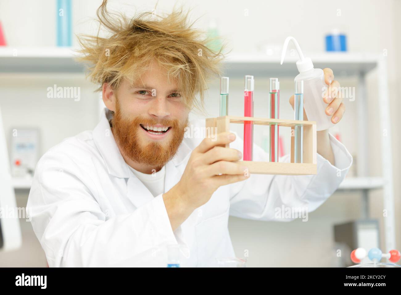 scienziato pazzo ha ottenuto la grande idea in laboratorio Foto Stock