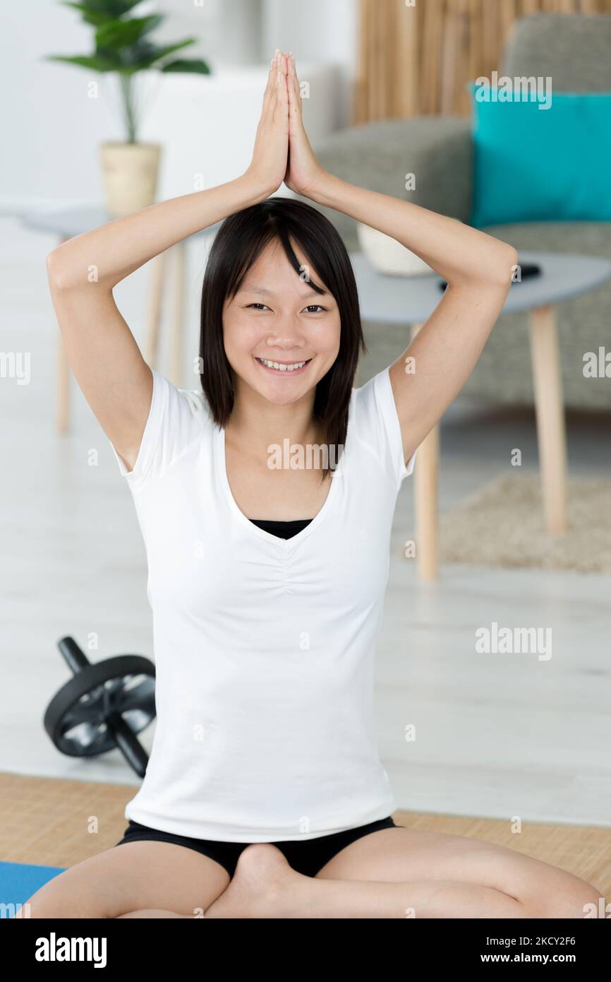 giovane donna sportiva yoga attraente a casa Foto Stock