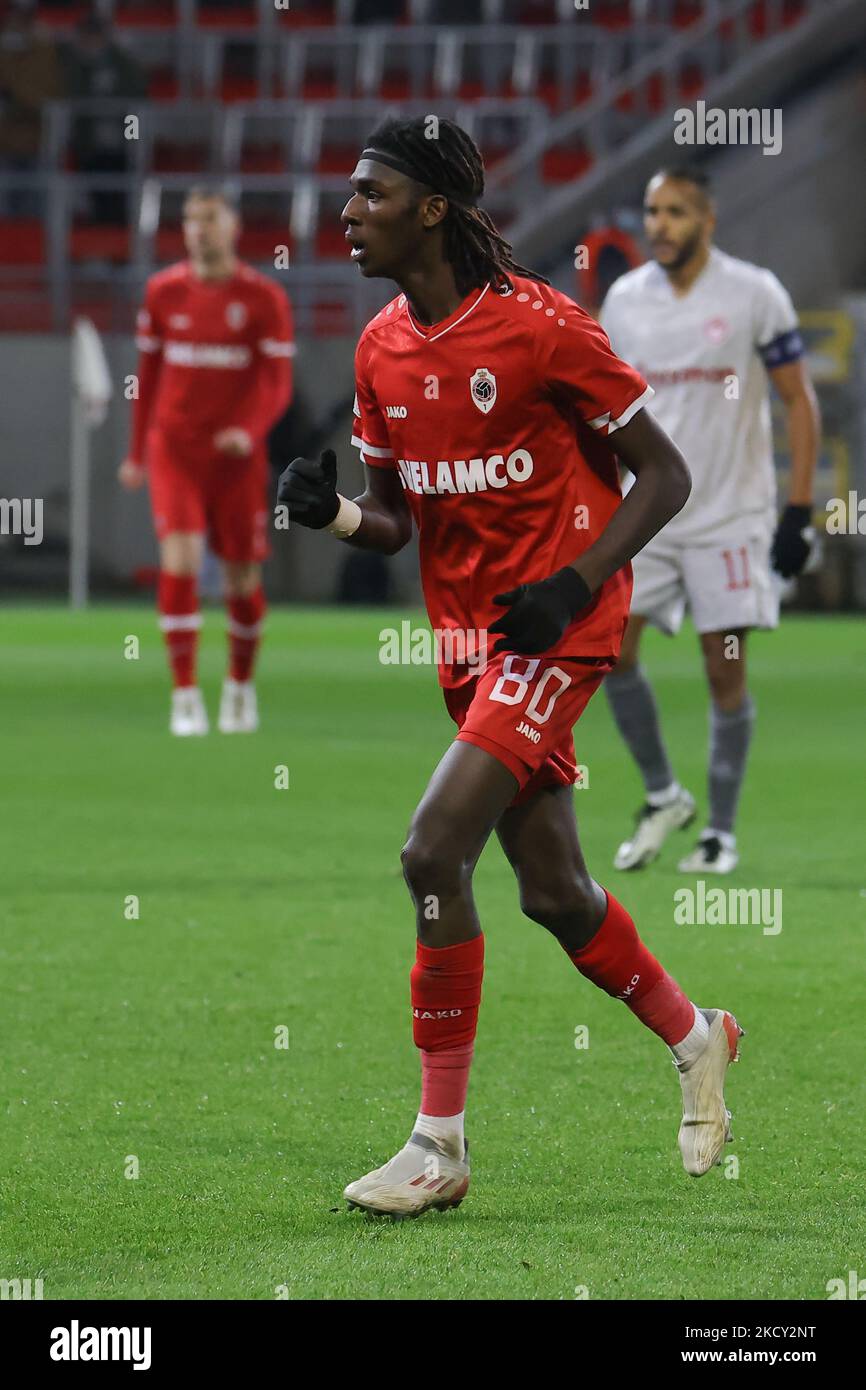 Pierre Dwomoh #80 di Anversa durante la partita di Europa League tra la squadra di calcio belga Royal Antwerp FC e la squadra di calcio greca Olympiacos Pireaus FC, nel Gruppo D della fase di gruppo UEFA Europa League. Stadio Bosuilstadion ad Anversa, Belgio il 9 dicembre 2021 (Photo by Nicolas Economou/NurPhoto) Foto Stock