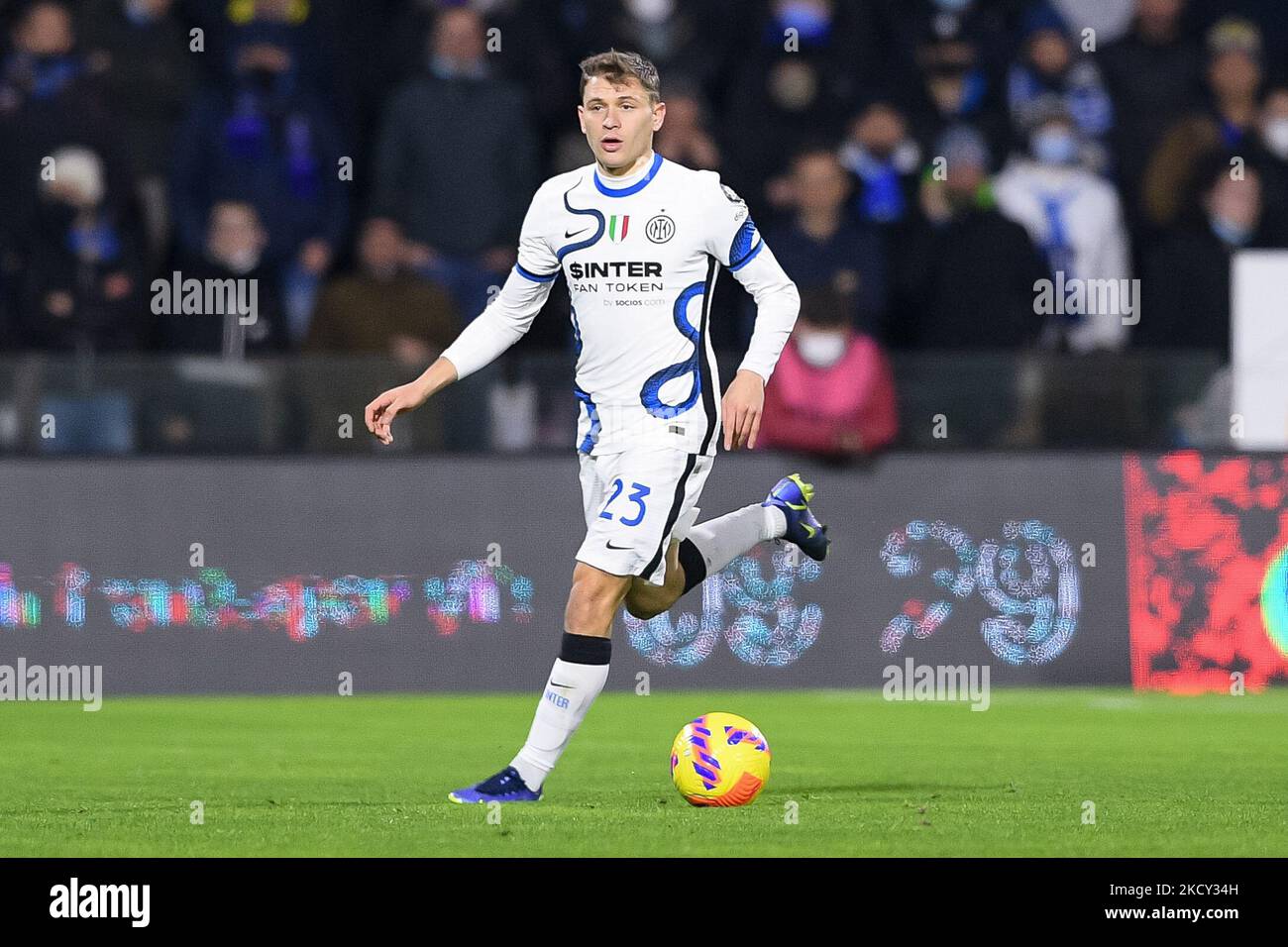 Nicolo' Barella del FC Internazionale durante la Serie A match tra US Salernitana 1919 e FC Internazionale allo Stadio Arechi di Salerno, Italia, il 17 dicembre 2021. (Foto di Giuseppe Maffia/NurPhoto) Foto Stock