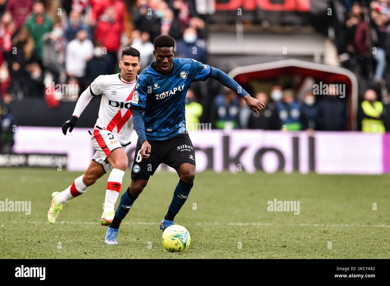 Mamadou Loum durante la Liga partita tra Rayo Vallecano e Deportivo Alaves a Estadio de Vallecas il 18 dicembre 2021 a Madrid, Spagna. (Foto di Rubén de la Fuente Pérez/NurPhoto) Foto Stock