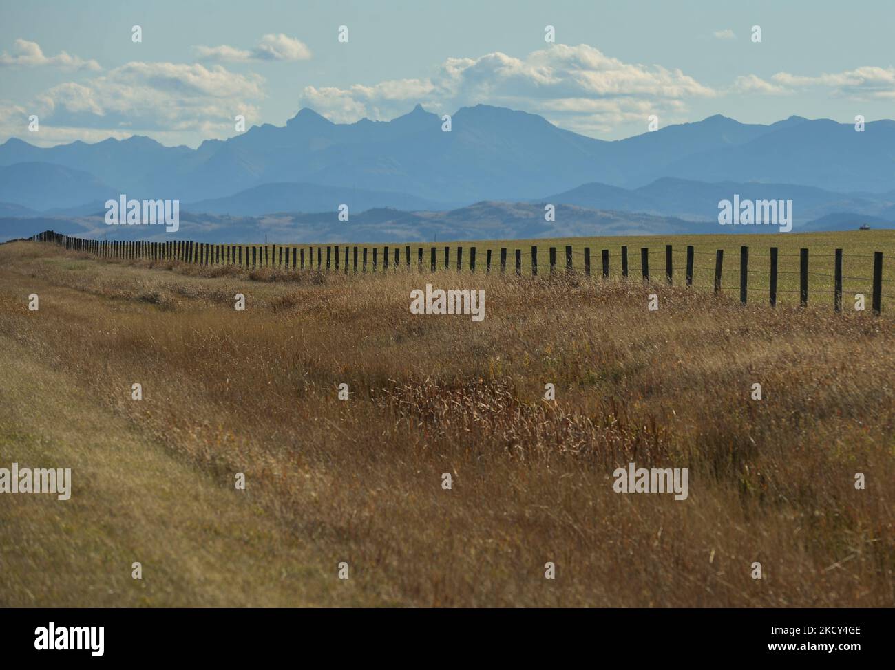 Vista generale lungo l'estremità meridionale dell'autostrada provinciale 22 dell'Alberta, ufficialmente conosciuta come Cowboy Trail, un'autostrada di 584 chilometri nella provincia canadese dell'Alberta. Falls.on Venerdì, 01 ottobre 2021, a Lundbreck, Alberta, Canada. (Foto di Artur Widak/NurPhoto) Foto Stock