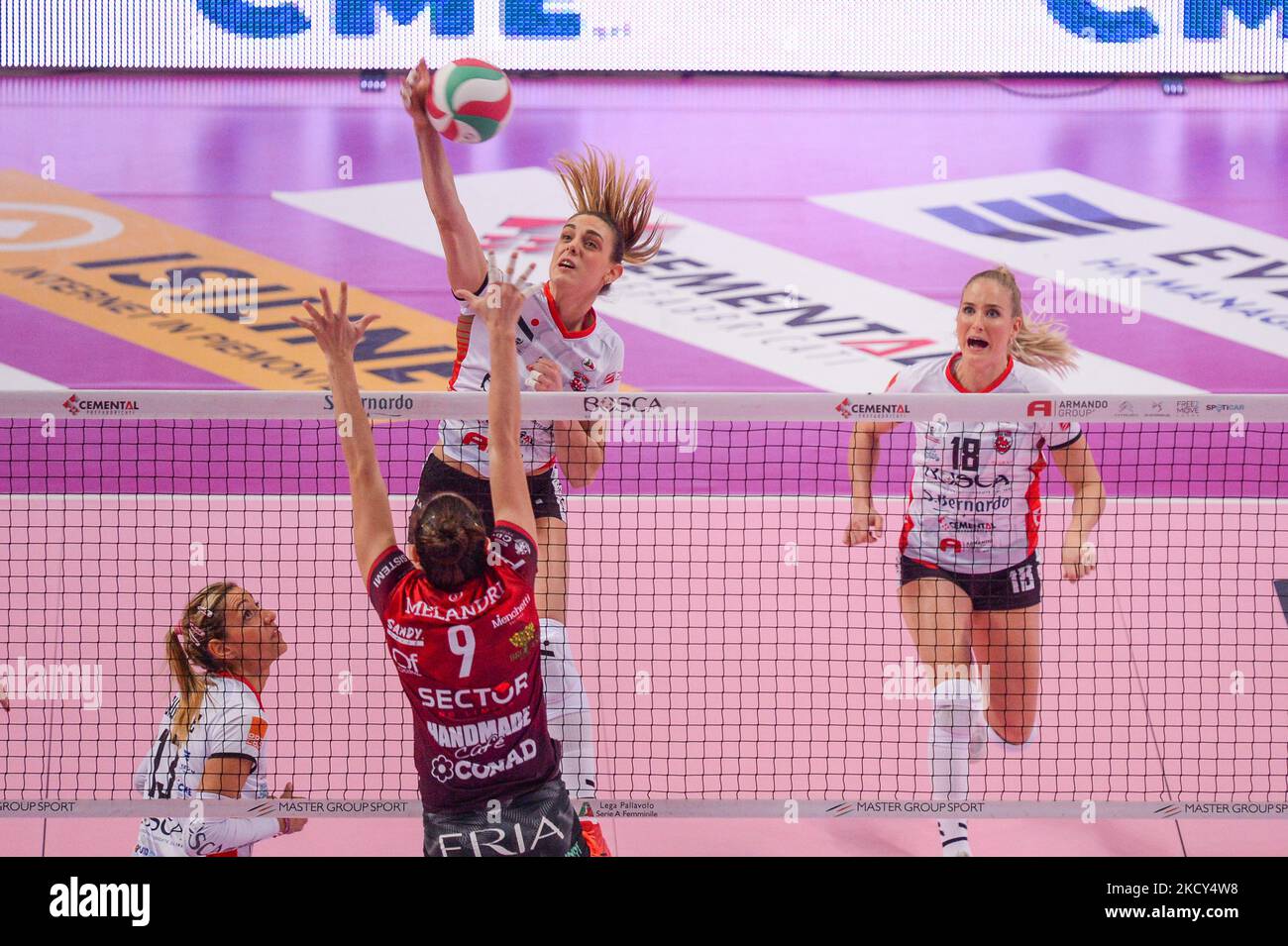 Federica Squarcini di Bosca San Bernardo Cuneo durante la Serie Volley A1 incontro femminile tra Bosca S.Bernardo Cuneo e Wealth Planet Perugia il 18 dicembre 2021 alla pala Ubi Banca di Cuneo (Foto di Alberto Gandolfo/NurPhoto) Foto Stock
