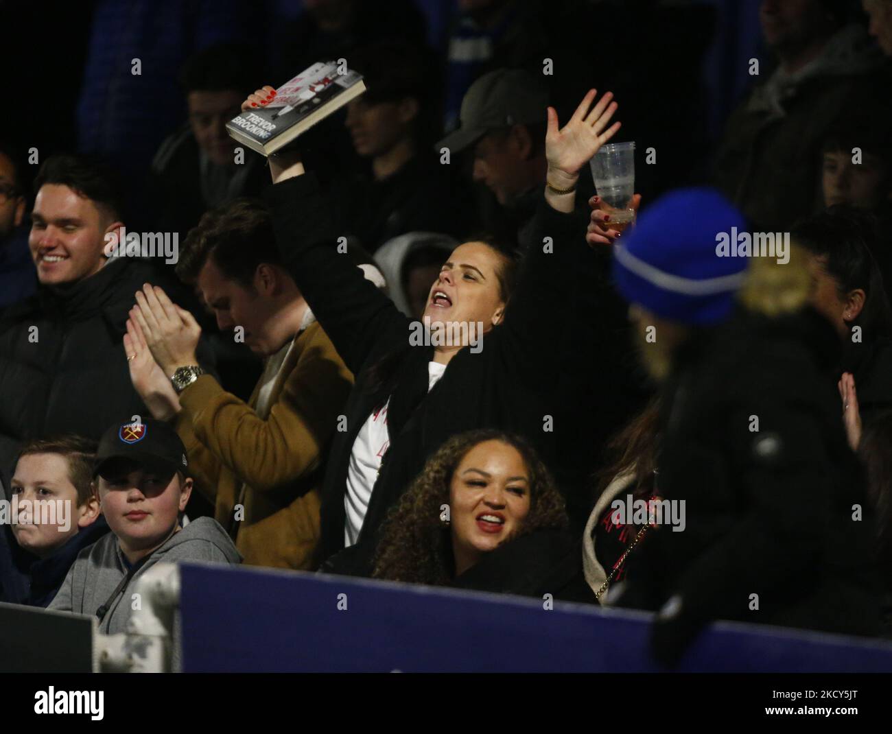 Tifosi della città di Billericay durante la Vanarama National League - Vanarama National League South tra Billericay Town e Chelmsford City a New Lodge Stadium , Billericay, Regno Unito il 18th dicembre 2021 (Photo by Action Foto Sport/NurPhoto) Foto Stock