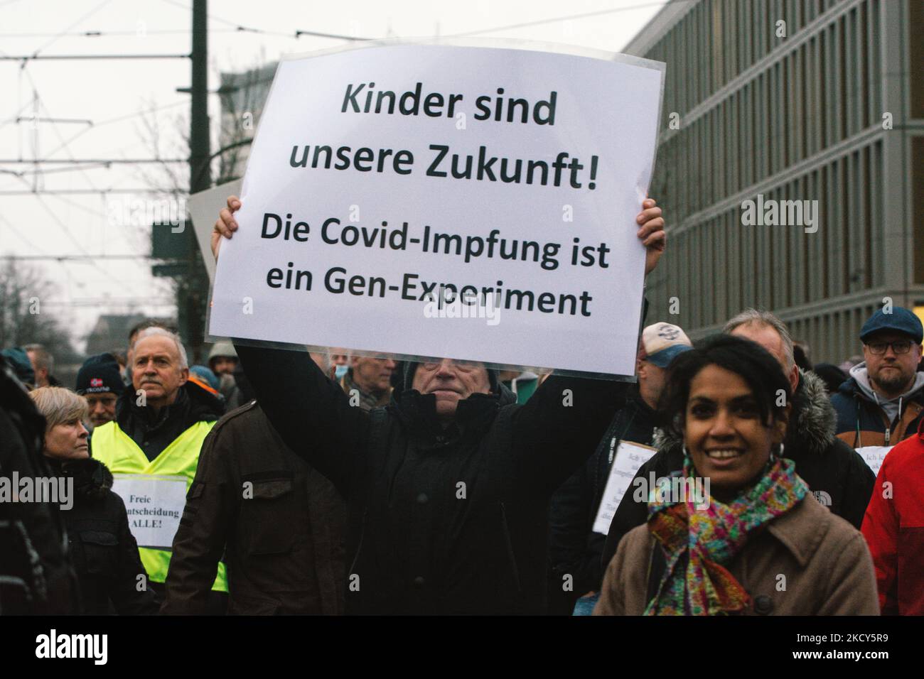 Un protester tiene un segno di 'i bambini sono il nostro futuro, la vaccinazione covida è esperimento genetico' è visto durante la protesta contro la vaccinazione obbligatoria e le misure della corona del governo a Duesseldorf, Germania il 18 dicembre 2021 (Foto di Ying Tang/NurPhoto) Foto Stock