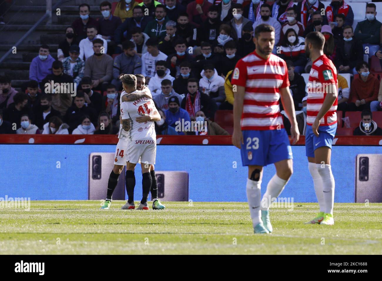 Dani Rodriguez, di RCD Mallorca, segna il primo obiettivo della sua squadra durante la partita la Liga tra Granada CF e RCD Mallorca allo stadio Nuevo Los Carmenes il 19 dicembre 2021 a Granada, Spagna. (Foto di Álex Cámara/NurPhoto) Foto Stock