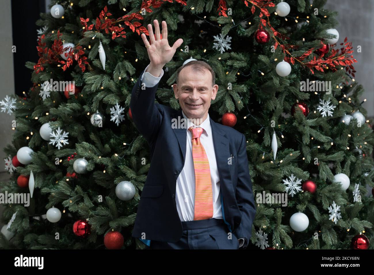 LONDRA, REGNO UNITO - 19 DICEMBRE 2021: Il presentatore televisivo Andrew Marr si presenta per i fotografi al di fuori della BBC Broadcasting House nel centro di Londra dopo aver presentato il suo programma politico domenicale mattutino per l'ultima volta, dopo 16 anni di ruolo, il 19 dicembre 2021 a Londra, Inghilterra. (Foto di Wiktor Szymanowicz/NurPhoto) Foto Stock