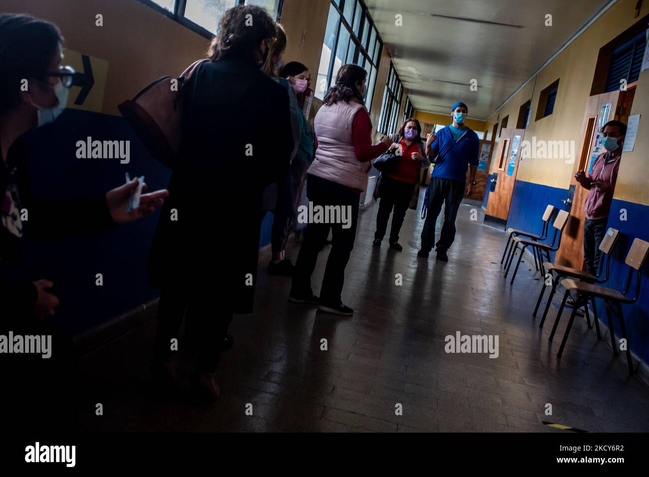 I cittadini votano durante il secondo turno delle elezioni presidenziali tra i candidati Gabriel Boric e José Antonio Kast a Osorno, Cile, il 19 dicembre 2021. (Foto di Fernando Lavoz/NurPhoto) Foto Stock