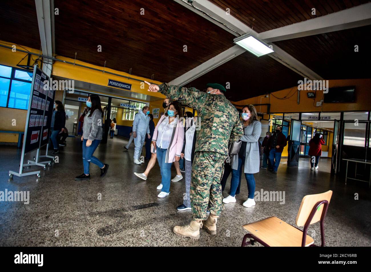 I cittadini arrivano a votare durante il secondo turno delle elezioni presidenziali tra i candidati Gabriel Boric e José Antonio Kast a Osorno, in Cile, il 19 dicembre 2021. (Foto di Fernando Lavoz/NurPhoto) Foto Stock