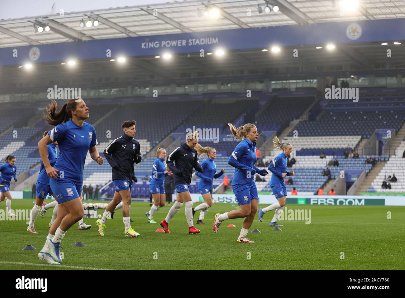 La città di Birmingham si scalda davanti al calcio d'inizio durante la partita della Super League femminile di Barclays fa tra Leicester City e Birmingham City al King Power Stadium di Leicester domenica 19th dicembre 2021. (Foto di James Holyoak/MI News/NurPhoto) Foto Stock