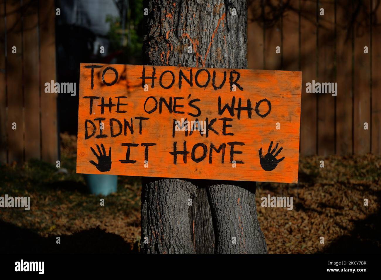 Un messaggio su una tavola di legno che dice 'onorare chi non l'ha resa Casa,' visto fuori di una casa a Cardston. Martedì 5 ottobre 2021, a Cardston, Alberta, Canada. (Foto di Artur Widak/NurPhoto) Foto Stock