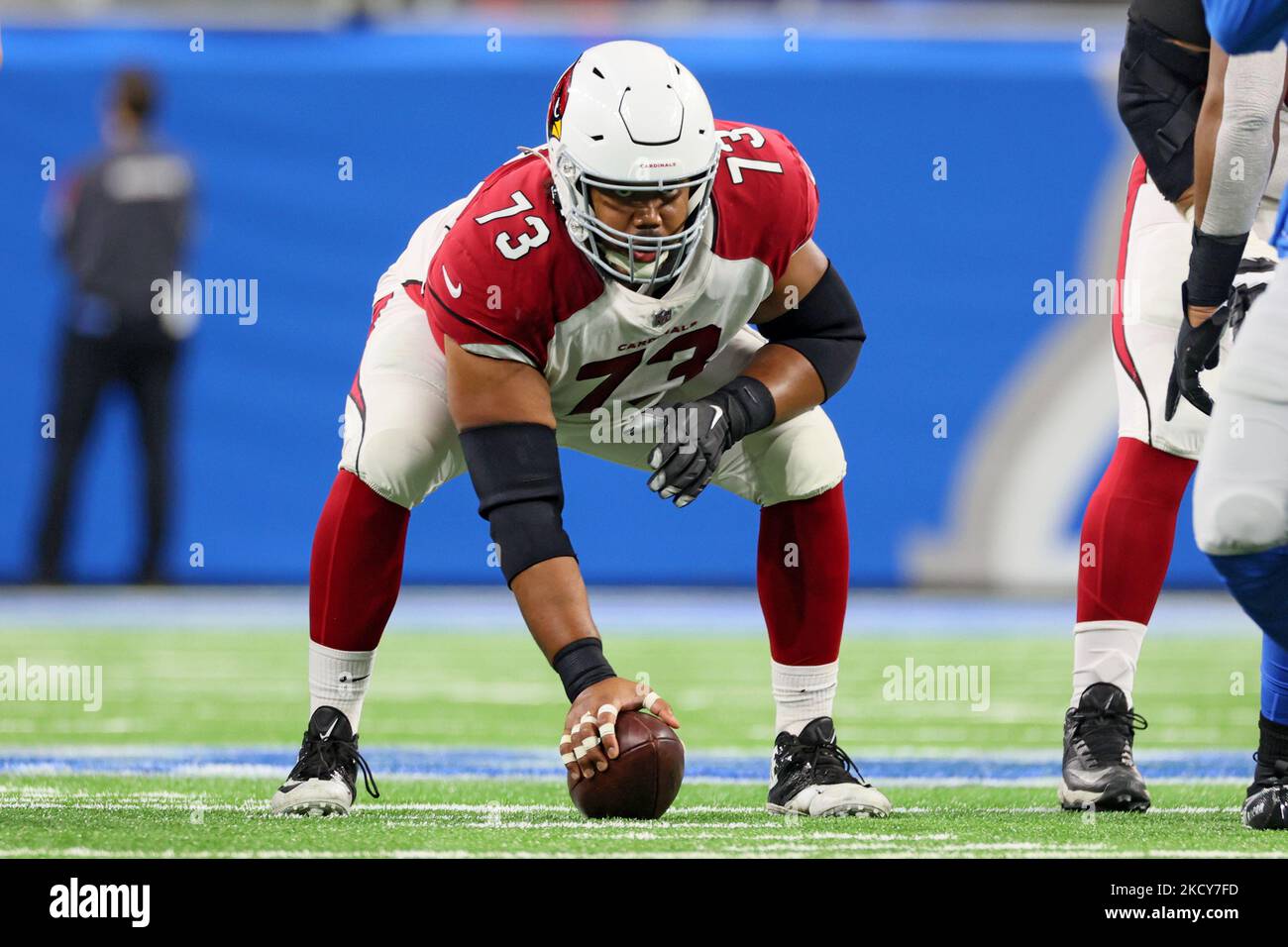 La guardia dei cardinali dell'Arizona Max Garcia (73) si prepara a scattare la palla durante una partita di football tra i Detroit Lions e gli Arizona Cardinals a Detroit, Michigan USA, domenica 19 dicembre 2021. (Foto di Amy Lemus/NurPhoto) Foto Stock