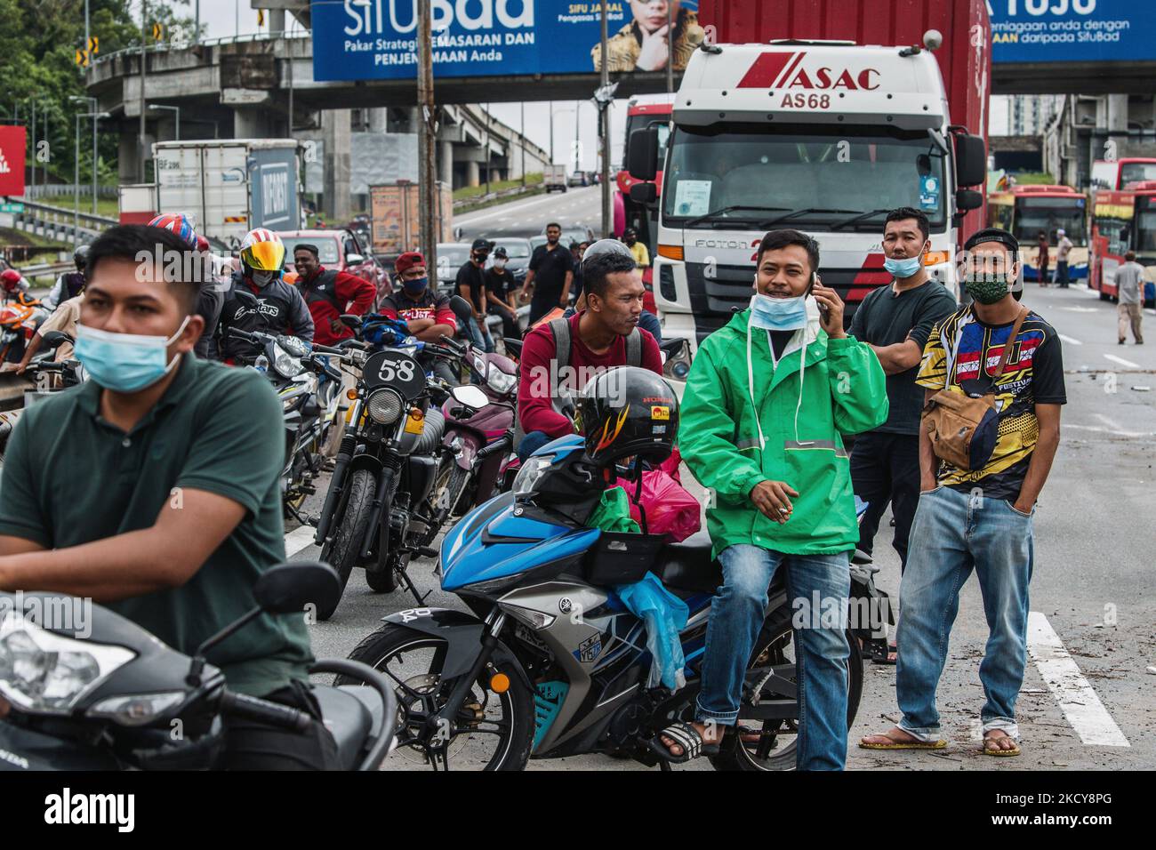 Le persone si fermano nel mezzo della Federal Highway da Kuala Lumpur a Klang a causa delle inondazioni del 19 dicembre 2021. Circa 4.000 persone sono state evacuate dalle loro case in sei stati malesi colpiti dall'alluvione, a seguito di continue e pesanti piogge dal venerdì, ha detto l'Agenzia Nazionale per la gestione delle catastrofi il sabato (18 dicembre). (Foto di Afif Abd Halim/NurPhoto) Foto Stock