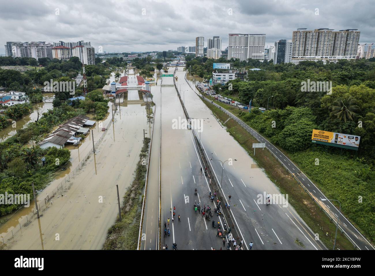 Una vista aerea della Federal Highway da Kuala Lumpur a Klang è stata interrotta a causa delle inondazioni del 19 dicembre 2021. Circa 4.000 persone sono state evacuate dalle loro case in sei stati malesi colpiti dall'alluvione, a seguito di continue e pesanti piogge dal venerdì, ha detto l'Agenzia Nazionale per la gestione delle catastrofi il sabato (18 dicembre). (Foto di Afif Abd Halim/NurPhoto) Foto Stock